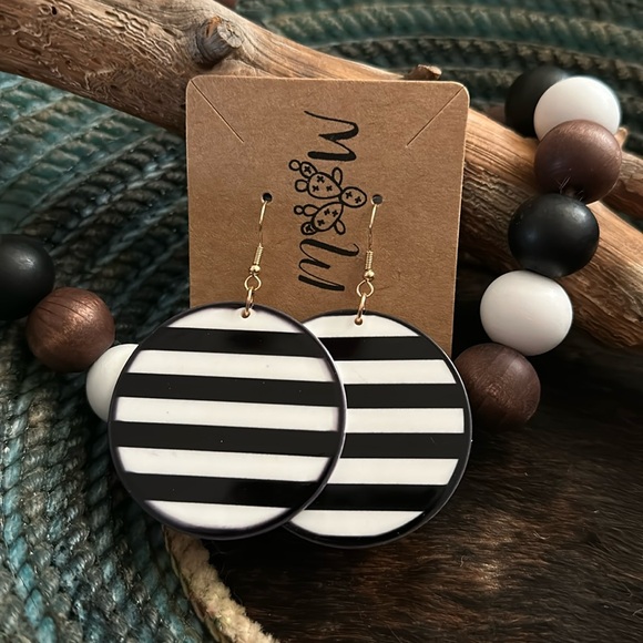 Jewelry - Black & White Round Earrings